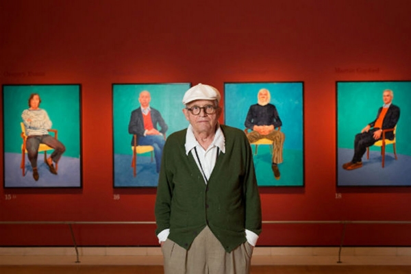 David Hockney and his works within the exhibition “David Hockney 82 ritratti e 1 natura morta”